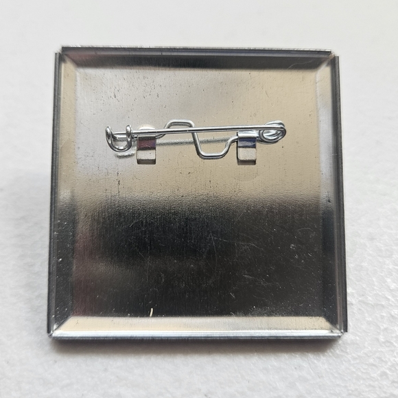 Vintage 2001 Pinback Button Looking For Mr Right The Search Continues Book Promo - Picture 2 of 2